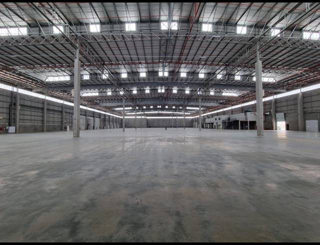 19,099M² WAREHOUSE TO LET IN LONGLAKE